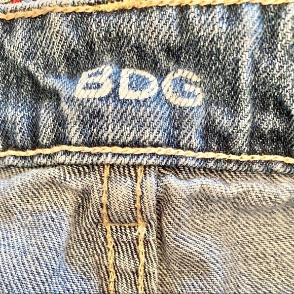 BDG Urban Outfitters Sz 6 /28 High Rise Dree Cheeky Distressed Camo Shorts Denim - Picture 7 of 11